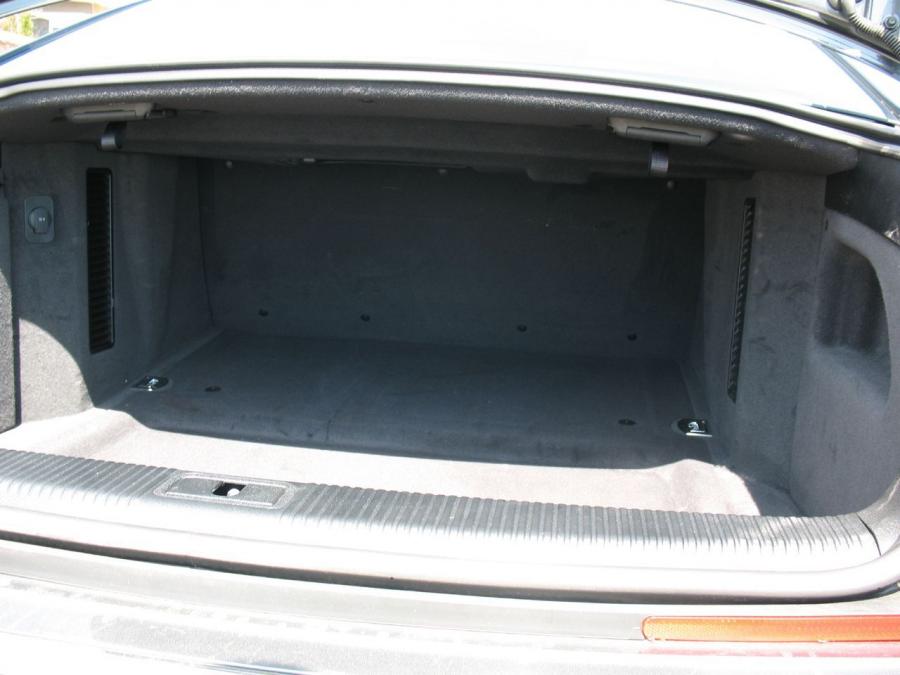Детали интерьера Audi S8 (D3) 2008 года  (NA) (фото 61 из 62)